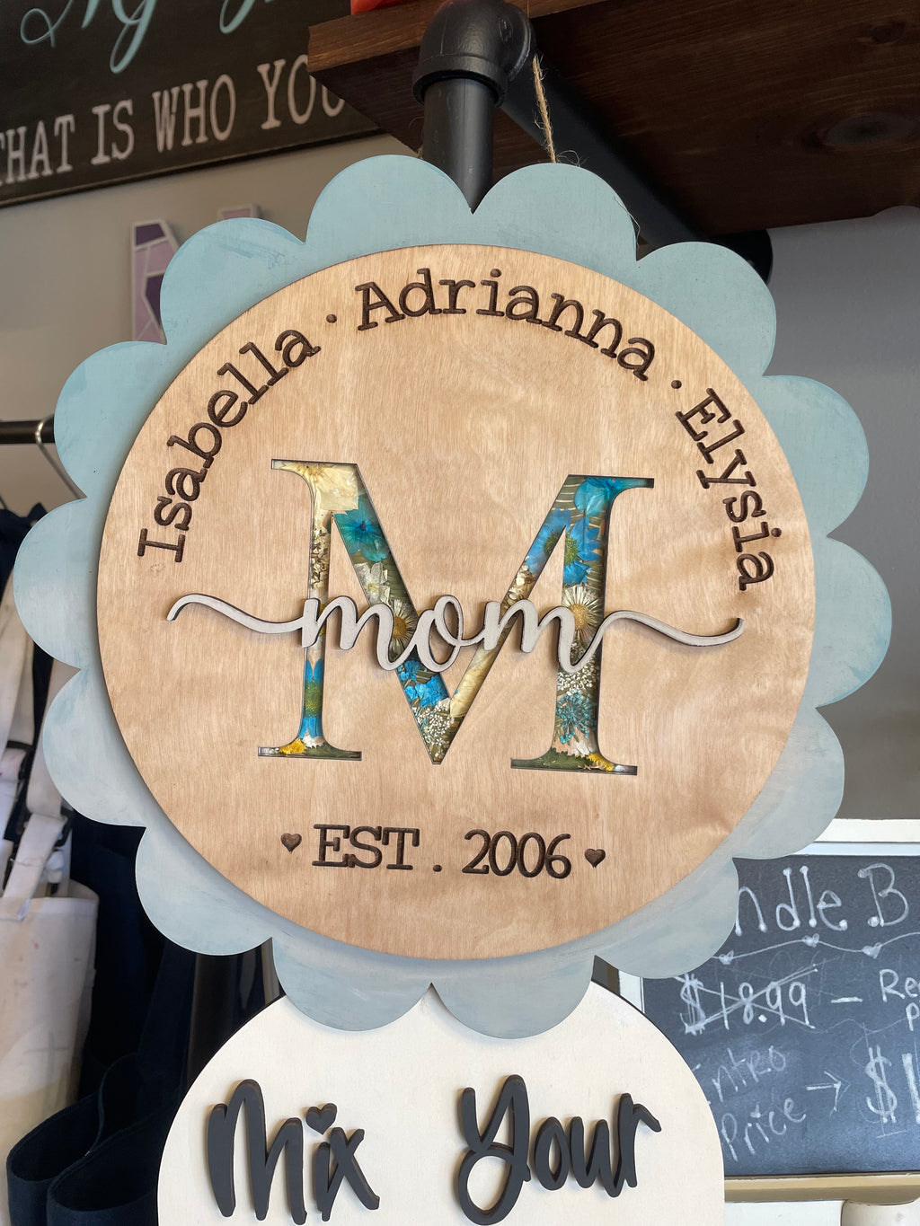 Scalloped Mom Sign