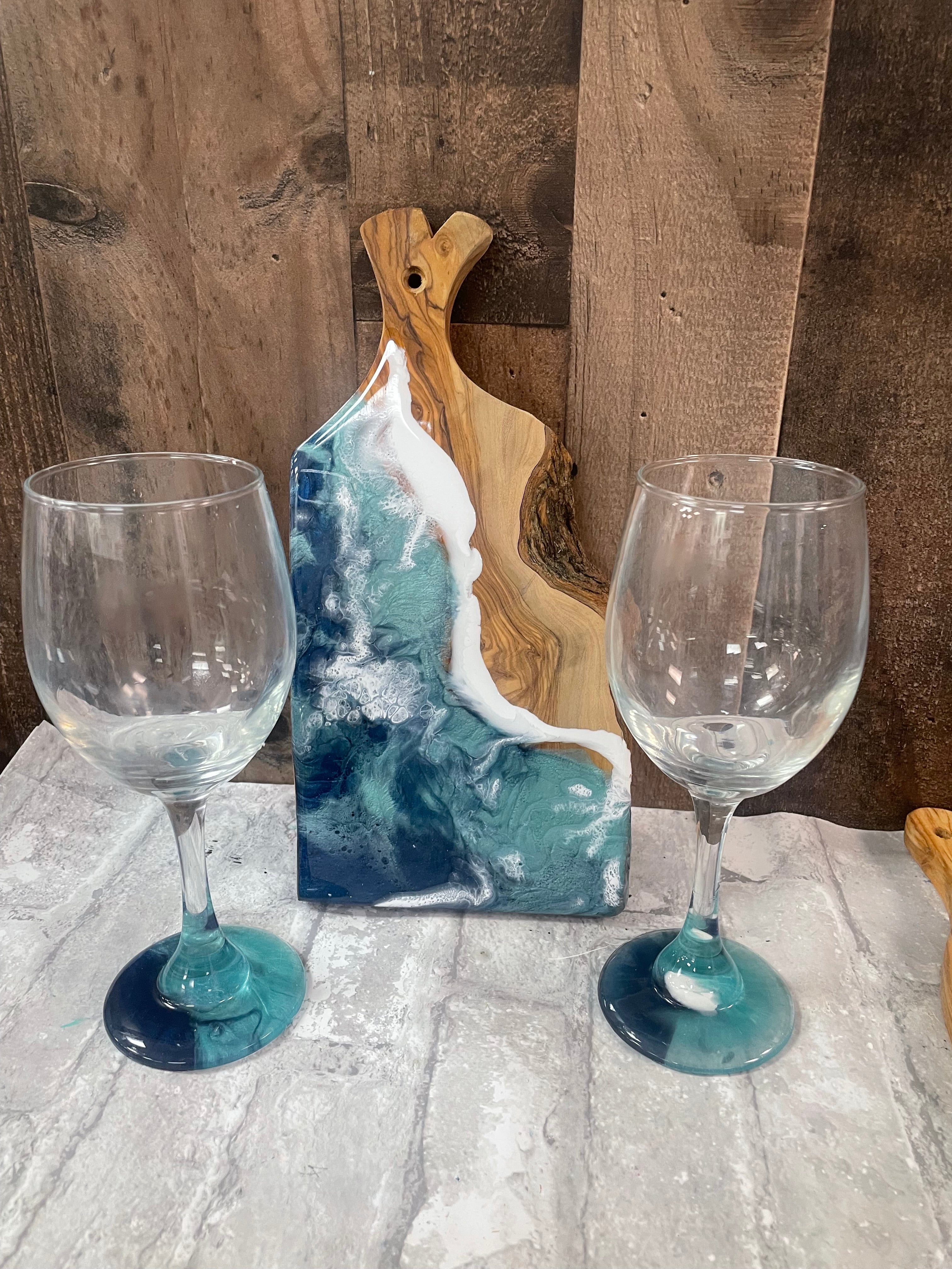 Epoxy/Resin Olive Oak Board and 2 wine glasses